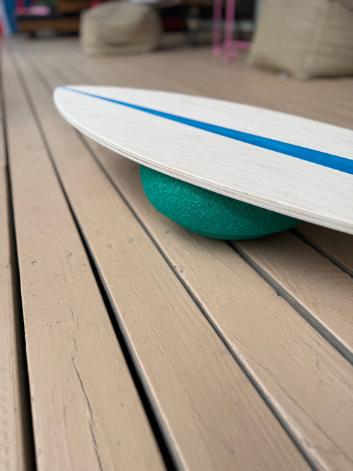 Stapelstein with a wooden surfboard on a wooden floor