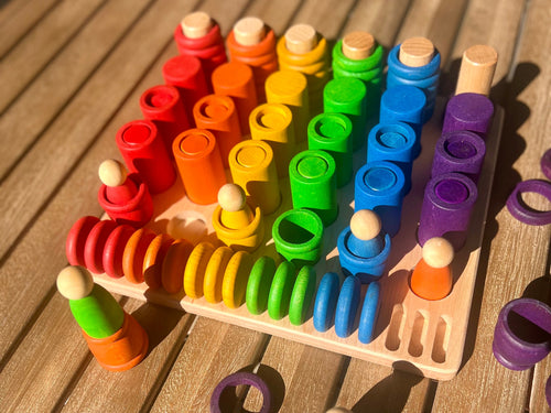 Wooden tray with Grapat lola and carla with a lot of different colors